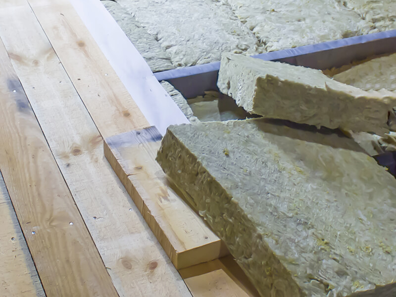 Isolation d’un plancher bas par le dessus avec panneaux isolants avant pose du revêtement à Evreux