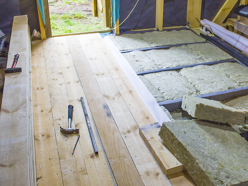 Isolation d’un plancher bas par le dessus avec panneaux isolants avant pose du revêtement à Evreux