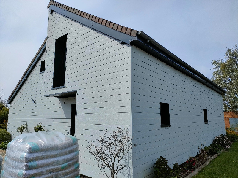 isolation thermique par l'extérieur à Rohaire, pose du bardage sur la façade