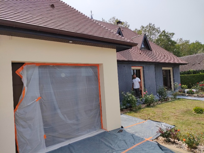 Préparatifs pour une isolation thermique par l'extérieur à Le Vieil Evreux, sur la façade