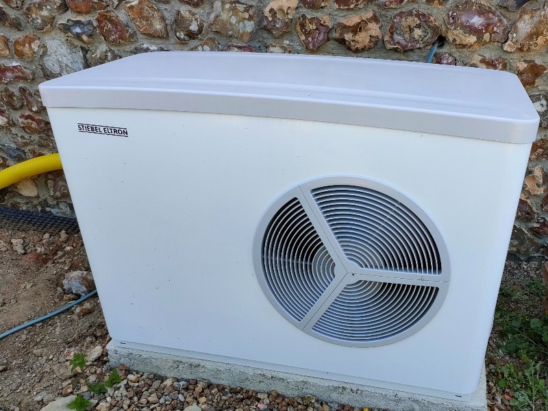 pose d'une unité extérieur pour PAC air eau Stiebel Eltron